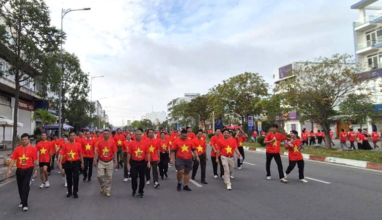 Cán bộ chiến sĩ, công chức, viên chức, học sinh, sinh viên, người lao động và nhân dân đi bộ trên đường Hùng Vương , phường Long An. z6912029094964-7d889a050548398097c709d6e1a9593c-1.jpg