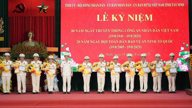 Thiếu tướng Vũ Như Hà, Giám đốc Công an tỉnh Tây Ninh, trao Giấy khen cho tập thể và cá nhân. z6919905759373-1e90de33f5534b0c6923663093b2327b.jpg