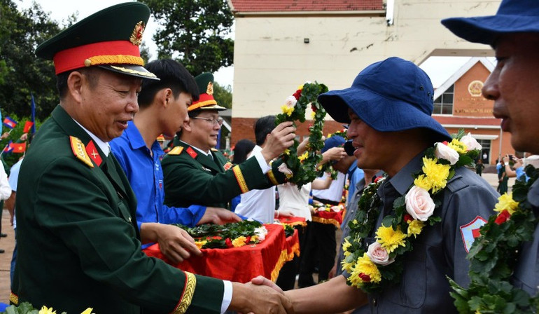 Ledare för militärregion 7 överlämnade blommor till officerare och soldater i tjänst. z7195355767440-b92dd81fbc6705573df464831cde4e13.jpg