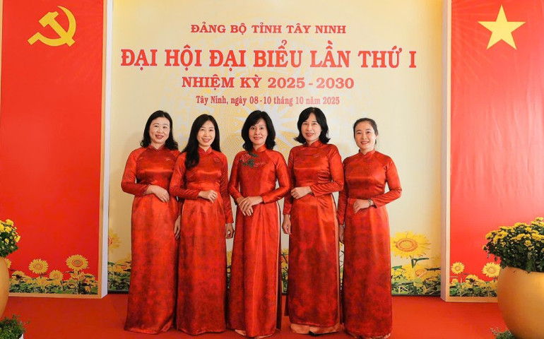 Đồng chí Nguyễn Thị Xuân Hương, Trưởng ban Tuyên giáo và Dân vận Tỉnh ủy Tây Ninh cùng đại biểu chụp ảnh lưu niệm và in ảnh tại chỗ. z7112156038967-4d7a261a269f4bedb69d2fcbabc7a6e2.jpg