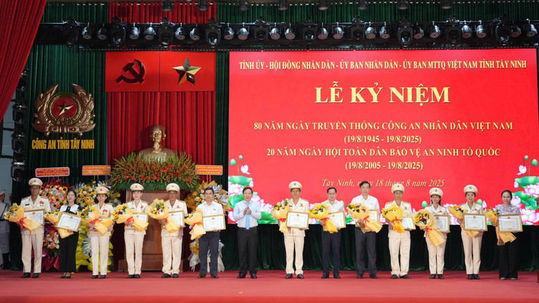 Chủ tịch Ủy ban nhân dân tỉnh Tây Ninh Nguyễn Văn Út tặng Bằng khen cho các tập thể và cá nhân. z6919891783774-c10520497e5ebd9e7125613c882dced5.jpg