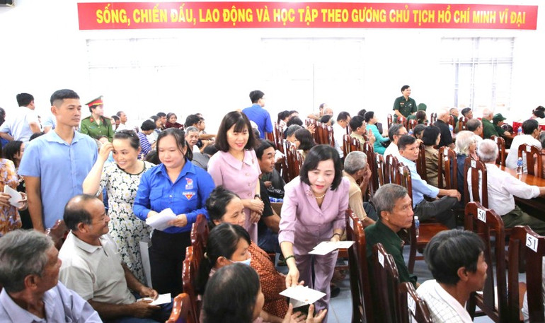 Phó Chủ tịch Quốc hội Nguyễn Thị Thanh tặng quà cho các gia đình chính sách tại xã Tân Đông, Tây Ninh. z6833053248216-0625a6367df30808ccad76e734926192.jpg