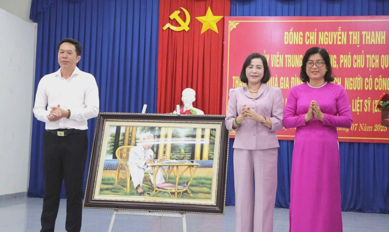 Phó Chủ tịch Quốc hội Nguyễn Thị Thanh trao tặng ảnh Bác Hồ cho xã Tân Đông, Tây Ninh. z6833053259632-d3488144c6981bf70b0b6f90dfab5ac9-3.jpg