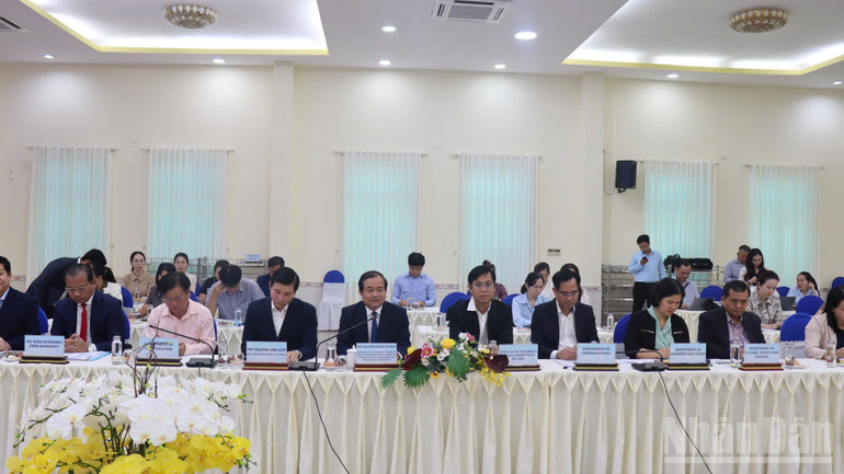 Phó Chủ tịch Ủy ban nhân tỉnh Tây Ninh Nguyễn Hồng Thanh cùng lãnh đạo các sở, ngành dự lễ ký kết. ndo_br_z6791316074431-f8af49c1087aa6c125bd986ce9ccb0ad.jpg