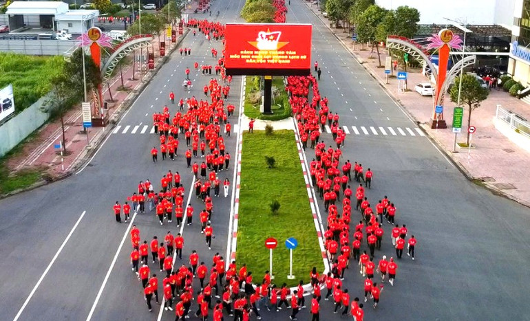 Cán bộ chiến sĩ, công chức, viên chức, học sinh, sinh viên, người lao động và nhân dân đi bộ trên đường Hùng Vương , phường Long An dài 2,5km. z6911906481118-d272c66a0486129afe1b634090dca02f.jpg