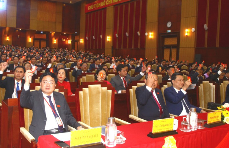 Đại biểu biểu quyết đồng ý Đoàn chủ tịch; Đoàn thư ký; Ban Thẩm tra tư cách đại biểu dự Đại hội. img-8058.jpg