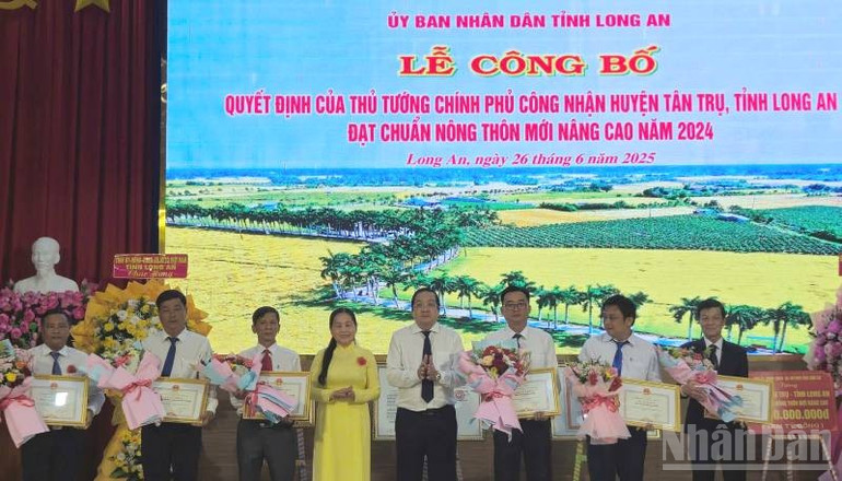 Lãnh đạo tỉnh Long An trao Bằng khen của Chủ tịch Ủy ban nhân dân tỉnh cho các tập thể. ndo_br_z6746049010477-45b8936795cee4b3e9939c1fb9fac1d1.jpg