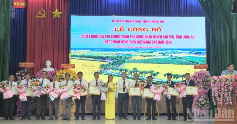 Lãnh đạo tỉnh Long An trao Bằng khen của Chủ tịch Ủy ban nhân dân tỉnh cho các cá nhân. ndo_br_z6746049010405-b1d6a281f4117af9580e625be0d7b688.jpg