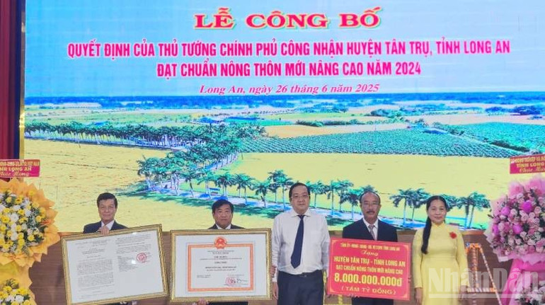 Lãnh đạo tỉnh Long An thừa ủy quyền của Thủ tướng Chính phủ trao Quyết định công nhận đạt chuẩn nông thôn mới nâng cao năm 2024 cho huyện Tân Trụ. ndo_br_z6746049012091-a0006656ea6309afa3bbd2623c002c60.jpg