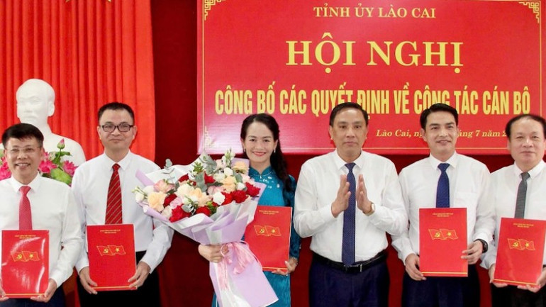 Phó Bí thư Thường trực Hoàng Giang trao quyết định cho các Phó Tổng Biên tập. 4-4097.jpg