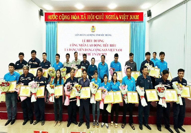Biểu dương các công nhân tiêu biểu là đảng viên. a.jpg
