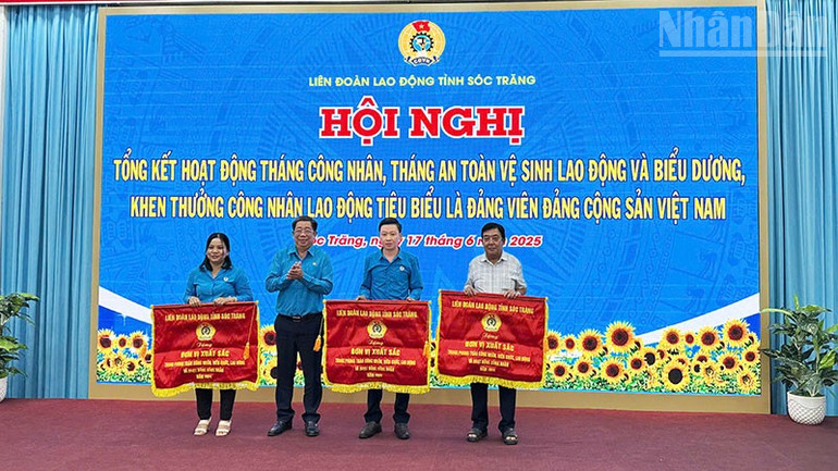 Chủ tịch Công đoàn Sóc Trăng Nguyễn Thanh Sơn trao Cờ thi đua xuất sắc cho các đơn vị. ndo_tr_a-2.jpg