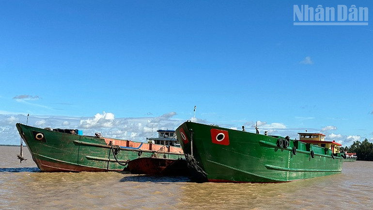 Phương tiện vận chuyển cát theo cơ chế đặc thù đang gặp khó. ndo_tr_a-1.jpg