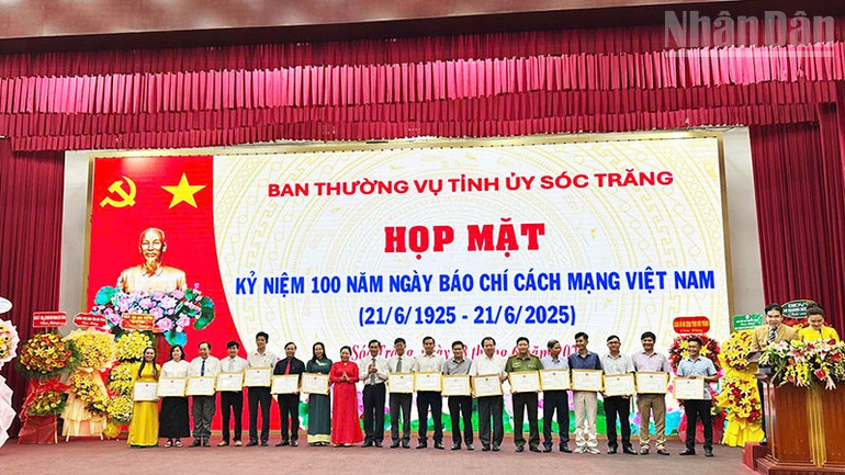 Tặng Bằng khen của Chủ tịch Ủy ban nhân dân tỉnh Sóc Trăng cho các cơ quan báo chí. ndo_tr_a-2-3953.jpg