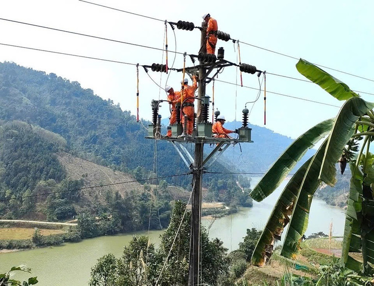 Công nhân Điện lực Lào Cai xử lý các khiếm khuyết trên lưới điện. dien-thi-2.jpg
