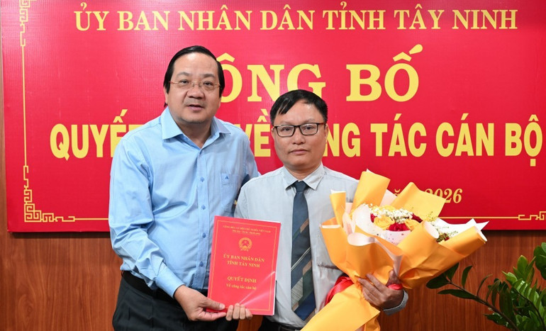 1349267-uy-vien-ban-thuong-vu-tinh-pho-chu-tich-ubnd-tinh-nguyen-minh-lam-trao-quyet-dinh-cho-dong-chi-le-quang-dinh-08290720.jpg