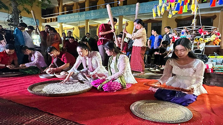 Phục dựng quy trình làm cốm dẹp trong lễ hội a-4.jpg
