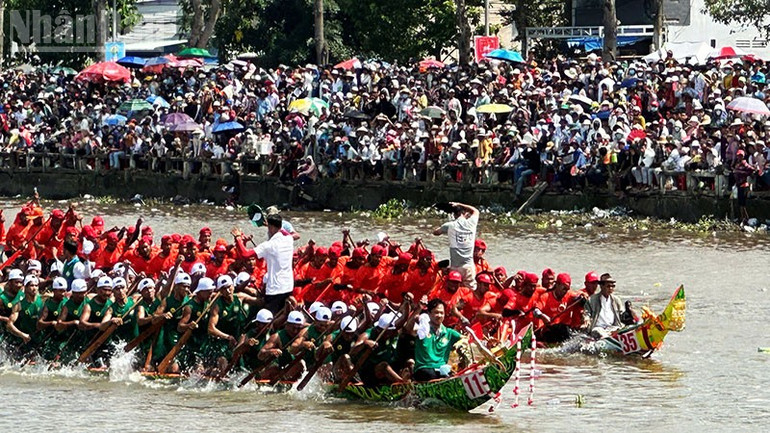 Đua ghe Ngo là hoạt động náo nhiệt, thu hút người xem ndo_tl_a-1.jpg