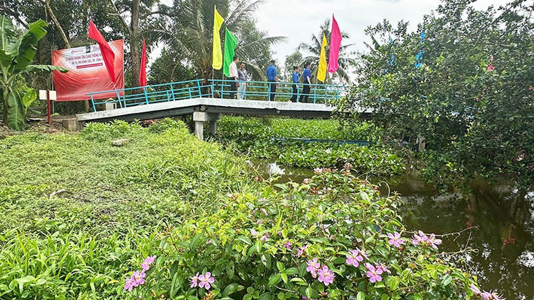 Chiếc cầu còn tạo điểm nhấn đẹp cho vùng quê Vĩnh Lợi (Cần Thơ). a-1.jpg