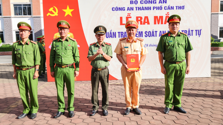 Lãnh đạo Công an Cần Thơ giao nhiệm vụ cho các lực lượng tại lễ ra quân. thiet-ke-chua-co-ten-2.png