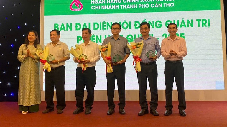 Lãnh đạo Ban Đại diện Ngân hàng Chính sách xã hội thành phố Cần Thơ tặng hoa các đại biểu đã có nhiều đóng góp vào sự phát triển của đơn vị. img-2025-06-23-161337.jpg