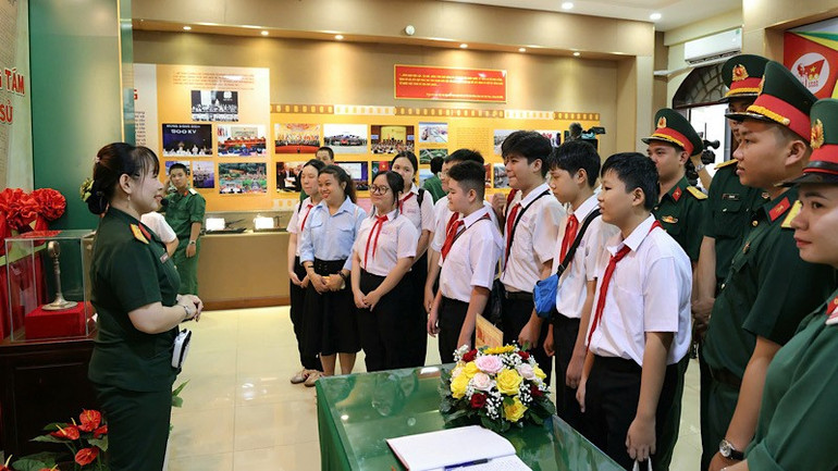 Các em học sinh tham quan triển lãm. img-2025-08-25-123626.jpg
