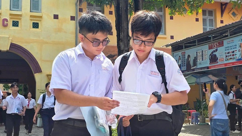 Thí sinh trao đổi bài sau giờ thi. (Ảnh: PHẠM ĐỖ) img-2025-06-15-135808.jpg