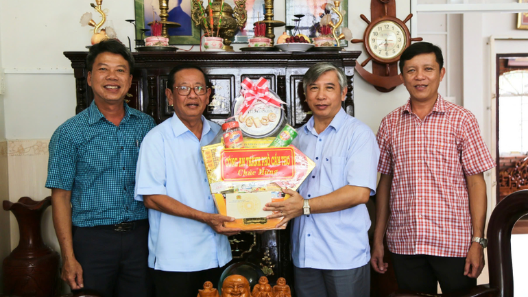 Lãnh đạo Công an thành phố Cần Thơ tặng quà cho cán bộ Khmer nghỉ hưu. thiet-ke-chua-co-ten-9.png
