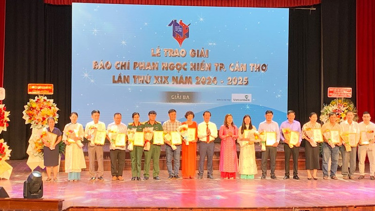 Lãnh đạo Ủy ban nhân dân thành phố Cần Thơ và Hội Nlhà báo trao giải Ba cho các tác giả. img-2025-06-20-104710.jpg