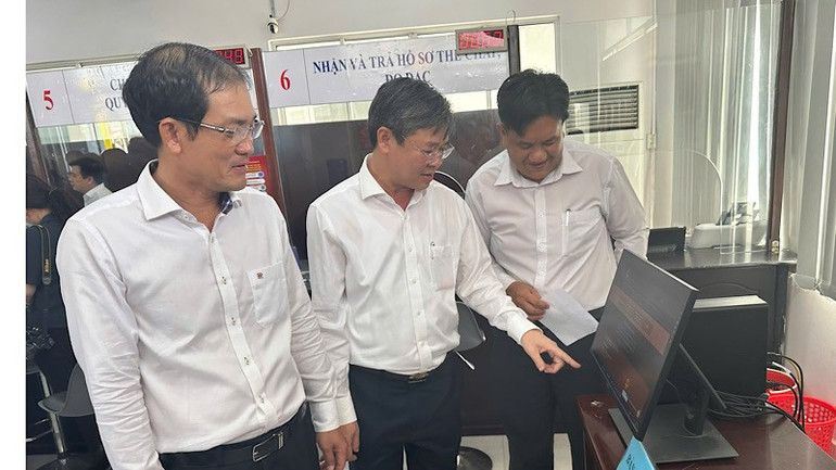 Cán bộ phường Phú Lợi kiểm tra hệ thống thông tin trước khi vận hành Trung tâm phục vụ hành chính công. img-2025-07-01-151622.jpg