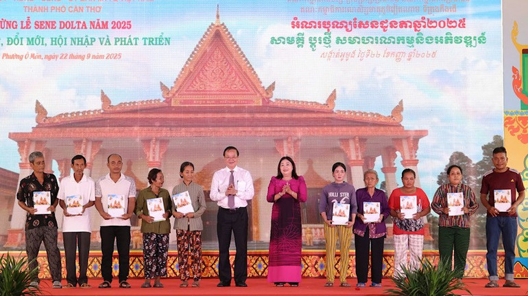 Lãnh đạo thành phố Cần Thơ tặng quà đồng bào Khmer nhân dịp lễ Sene Dolta 2025. img-2025-09-22-190304.jpg