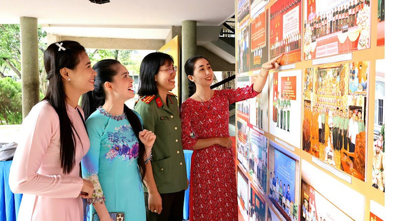 Các đại biểu tham quan triển lãm ảnh mô hình bảo vệ an ninh trật tự hiệu quả tại ngày hội. img-2025-07-28-155724.jpg