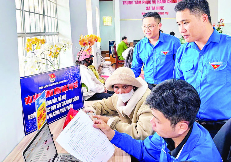 Bí thư Tỉnh đoàn Lâm Đồng Trương Minh Quang kiểm tra hoạt động đội hình “bình dân học vụ số”. 4.jpg