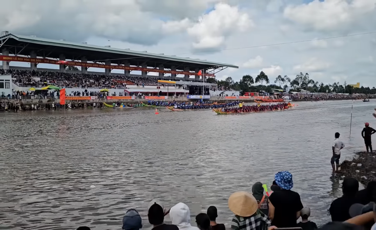 ពិធីបុណ្យអុំទូក ង៉ោ ទាក់ទាញមនុស្សម្នាយ៉ាងច្រើនកុះករ។ screenshot-40.png