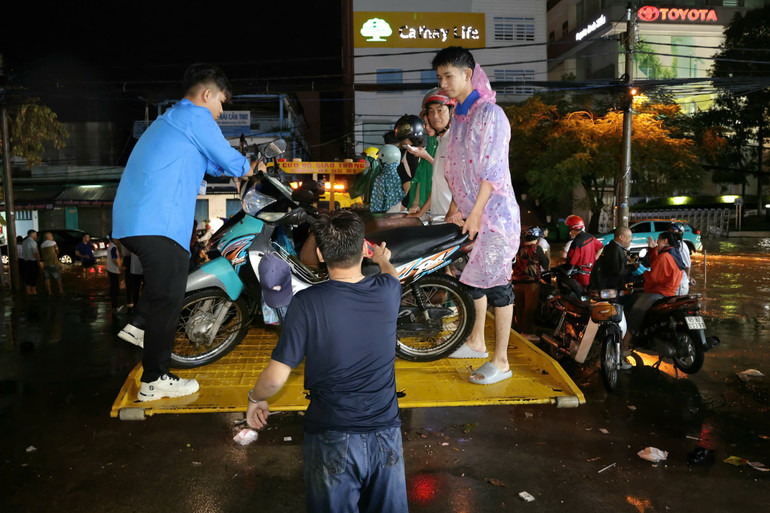 Người dân phải nhờ cứu hộ do đường phố Cần Thơ ngập sâu, khó di chuyển. nuoc-ngap.jpg