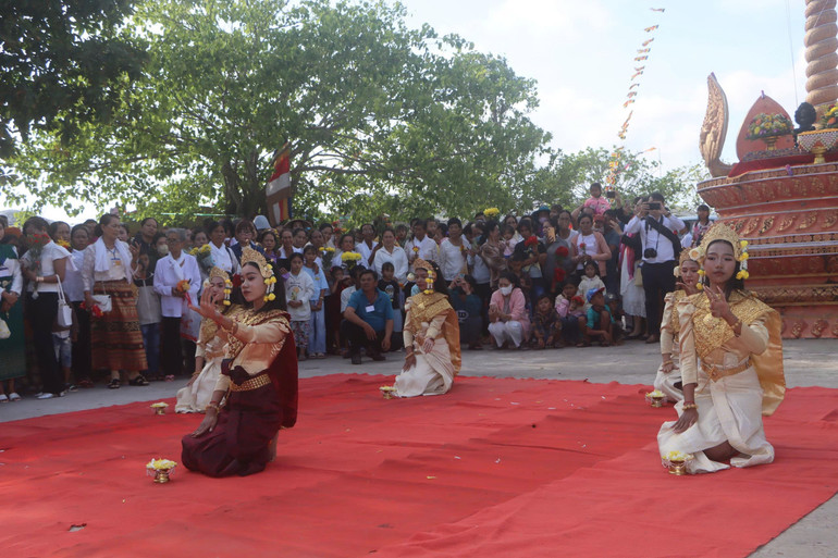 ការសម្តែងសិល្បៈប្រពៃណីរបស់ប្រជាពលរដ្ឋខ្មែរនៅវត្ត។ van-nghe-truyen-thong-khmer.jpg