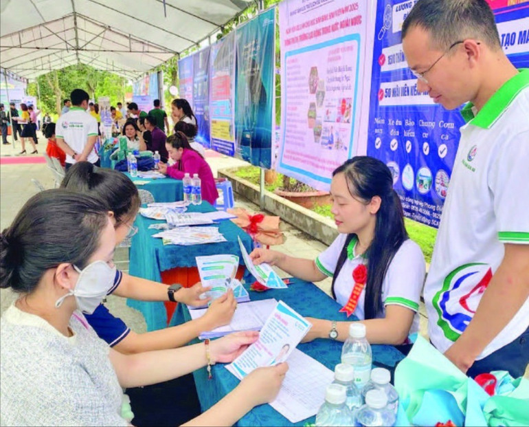 Doanh nghiệp tư vấn, chia sẻ với gia đình và ứng viên đến phỏng vấn vị trí đơn vị cần tuyển dụng. gsdgdg-2936.jpg