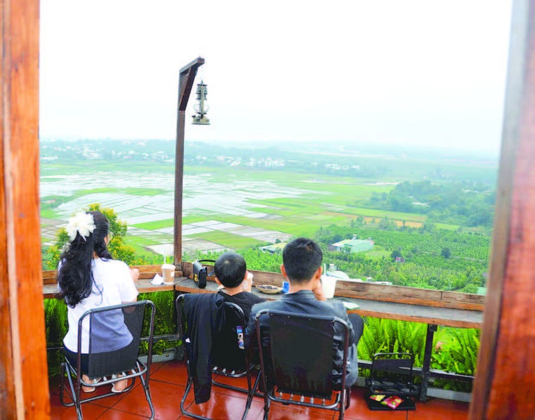 Từ 6 giờ sáng, khách đã có mặt tại các điểm check-in lý tưởng. 2.jpg