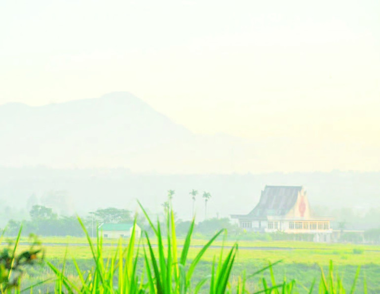 Những kiến trúc cách điệu từ mái nhà rông truyền thống của đồng bào dân tộc Ba Na, Jrai hiện ra trong màn sương sớm mờ ảo. 3.jpg