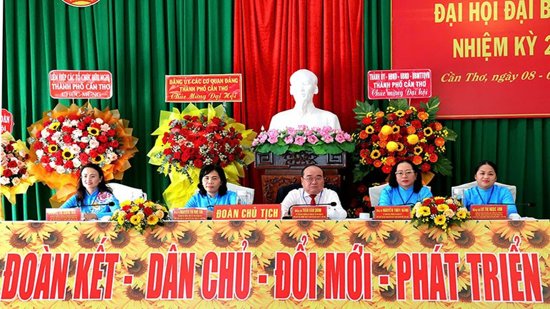 Đoàn chủ tịch đại hội. a-1.jpg