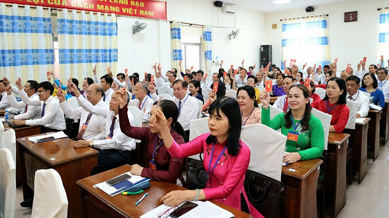Các đại biểu biểu quyết thông qua nghị quyết đại hội. a-2.jpg