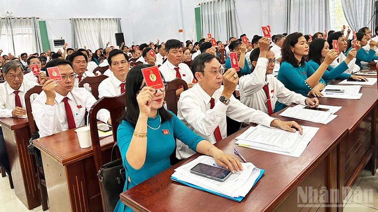 Các đại biểu biểu quyết thông qua Nghị quyết đại hội. ndo_br_a-4.jpg