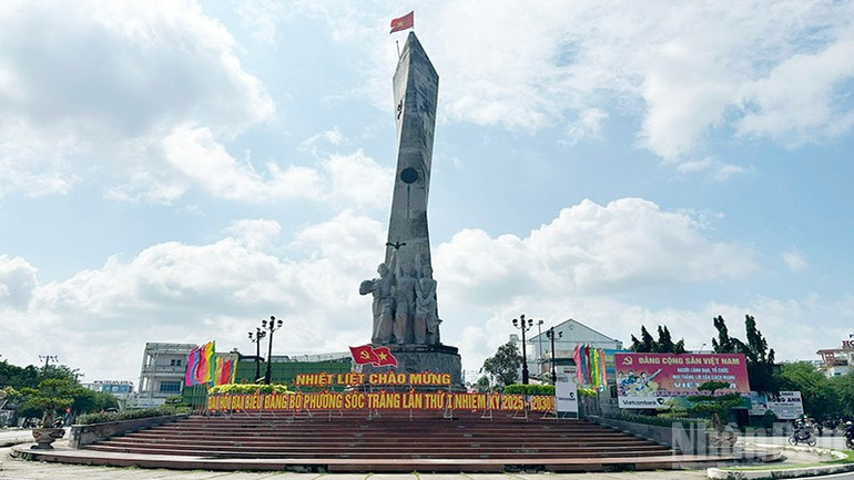 Tượng đài đoàn kết các dân tộc tại trung tâm phường Sóc Trăng. ndo_br_a.jpg