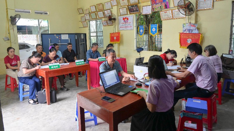 Bà con thôn Giang Đông, phường Cam Đường đang làm thủ tục vay vốn của Ngân hàng chính sách xã hội. nhcs-cd1-6530.jpg