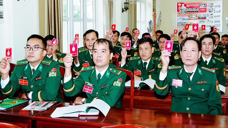 Các đại biểu biểu quyết tại Đại hội. a-6.jpg