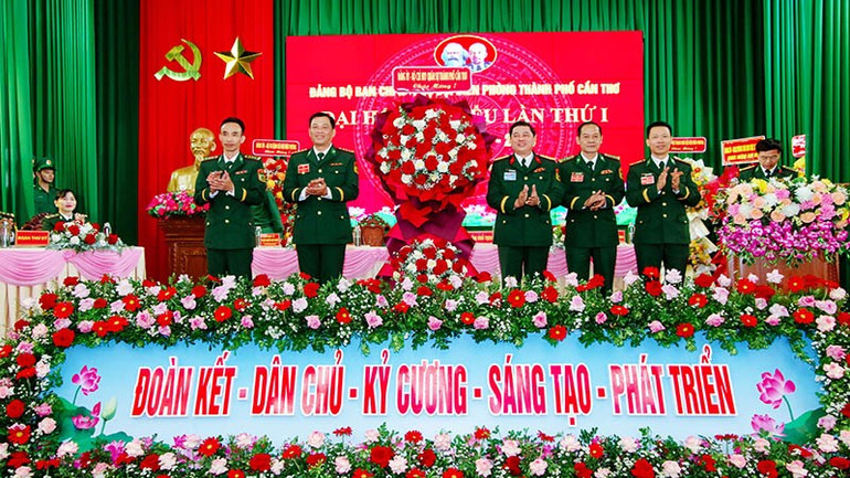 Tặng hoa chúc mừng Đại hội. a-3.jpg