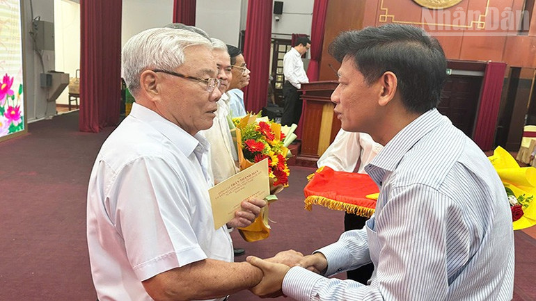 Bí thư Tỉnh ủy Lâm Văn Mẫn tặng hoa cho các nguyên lãnh đạo tỉnh. ndo_tr_a-3.jpg