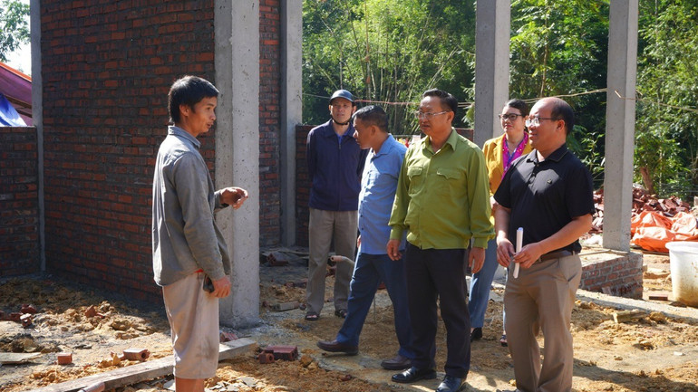 Đồng chí Giàng Seo Vần, Bí thư huyện ủy Mường Khương kiểm tra tiến độ làm nhà tại xã Pha Long (Mường Khương). nha-mk2.jpg