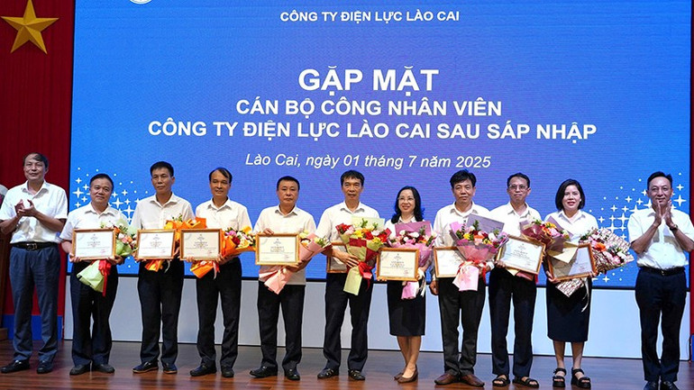 Công ty Điện lực Lào Cai trao quyết định cho cán bộ nhân viên nghỉ công tác. 33.jpg
