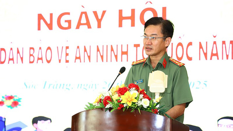 Đại tá Trần Văn Dương, Giám đốc Công an tỉnh Sóc Trăng phát biểu chỉ đạo tại Ngày hội. a-1.jpg